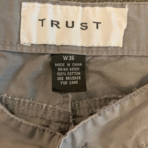 Grey cargo shorts - Picture 2 of 3